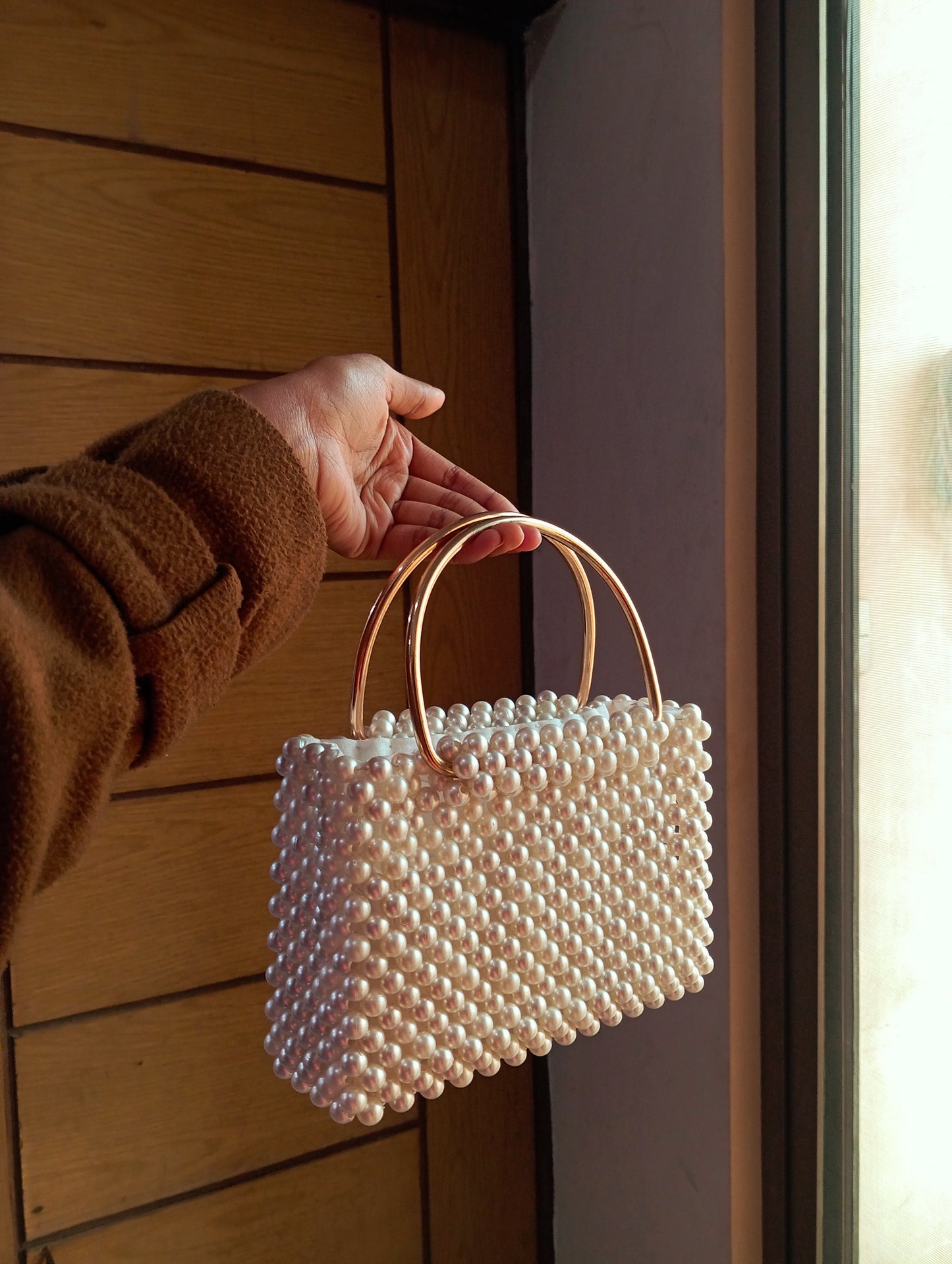 Pearl beaded bag with metal handle